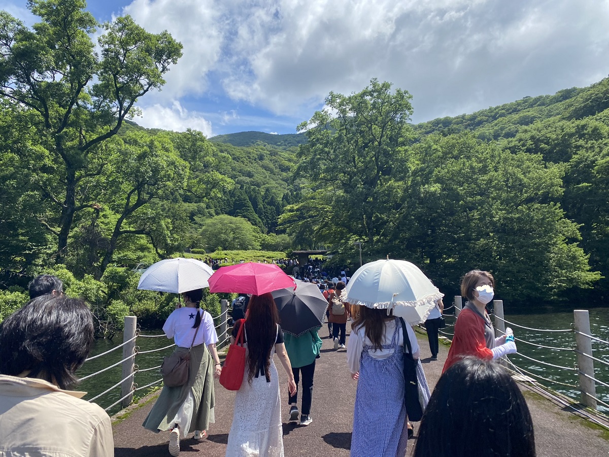 多くの人がにぎかう