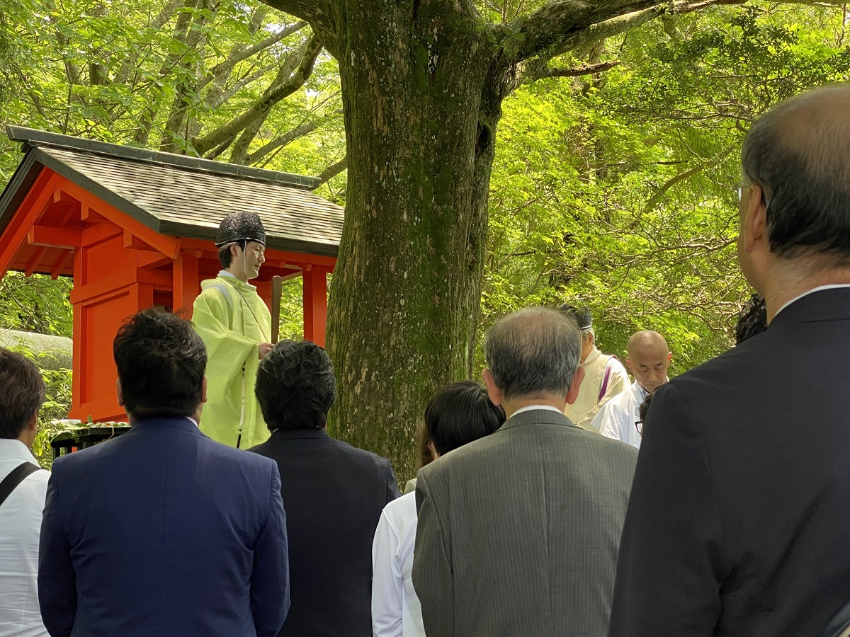 すぐ近くまで湖水が迫る弁財天社の例祭