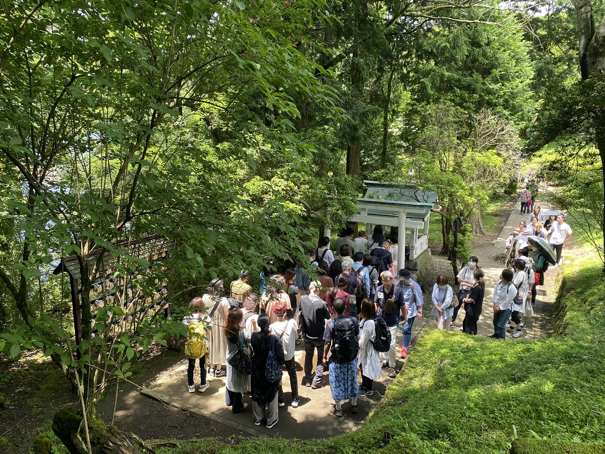 白い鳥居が白龍神社の目印