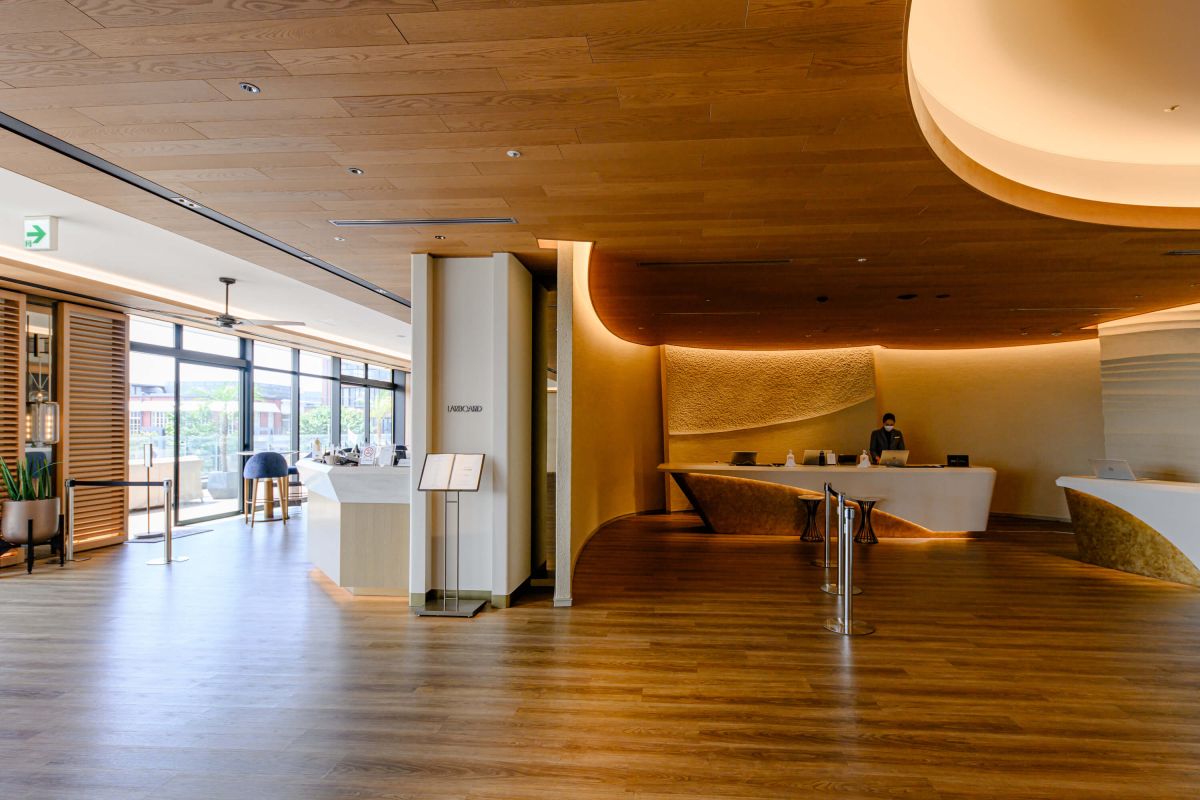 階段を上ると正面にロビー、左奥にレストランがあります