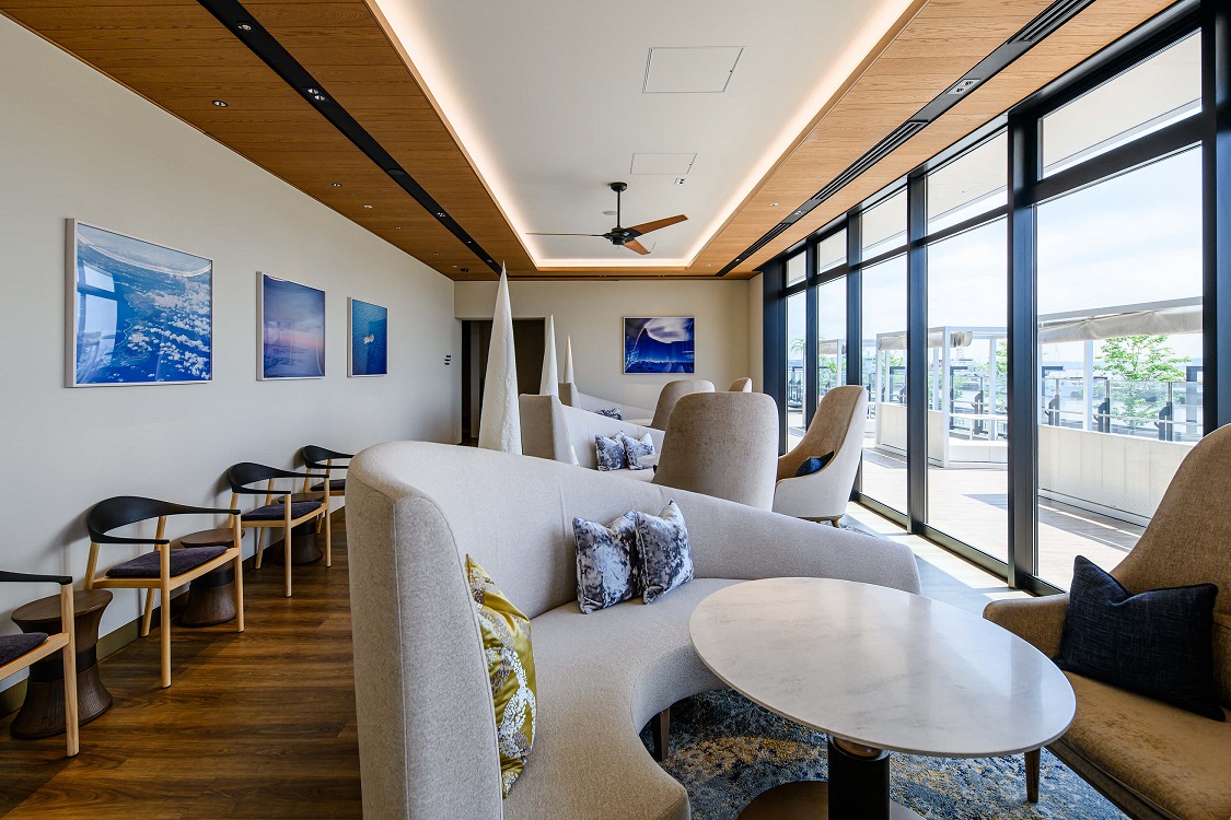 ロビーの待合スペースもゆったり。外のテラスにも出られます