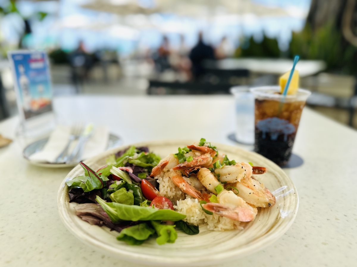 ガーリックバター・シュリンプ、 ライス＆グリーンサラダ添え　33ドル