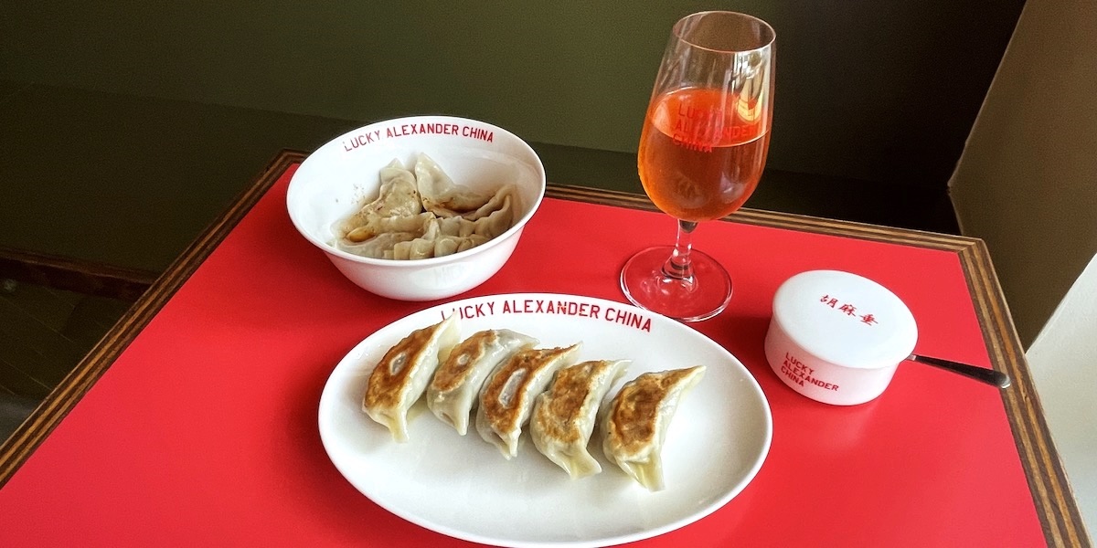愛称は「ラッキー・アレックス」！気分が上がるワイン×ニュースクール中華