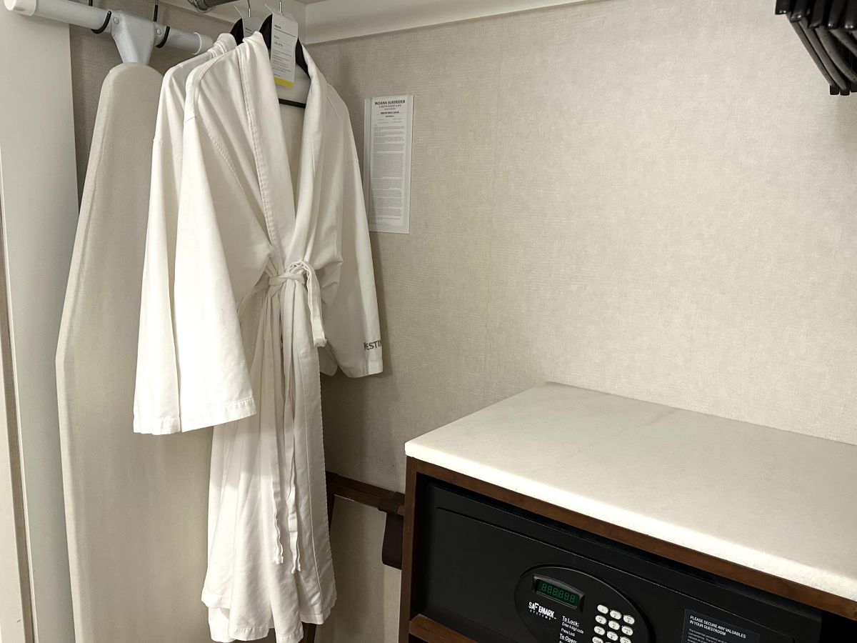 ウェスティン仕様の、美しいホワイトのバスローブ