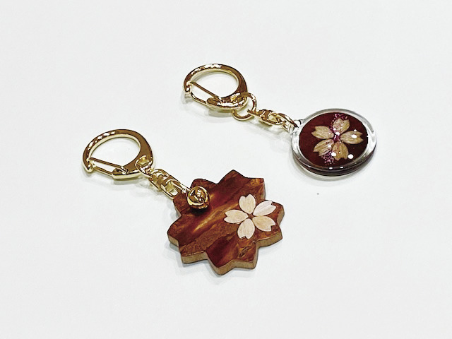 桜型キーホルダー550円／ 丸型ラメ入りキーホルダー770円