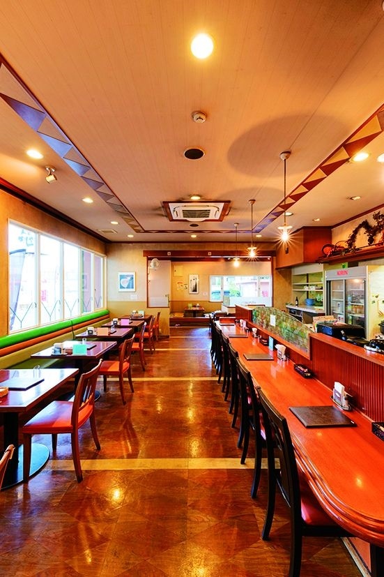 奥には座敷席も