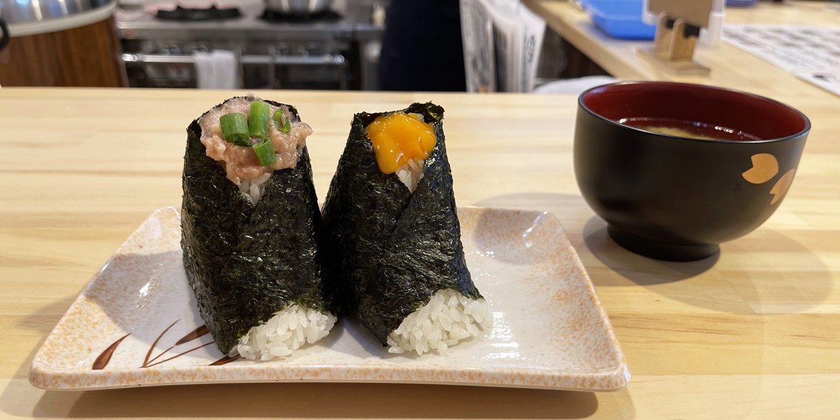 早稲田「おにぎり屋かわしま」の、具だくさんでボリューム満点のおにぎりに目移り