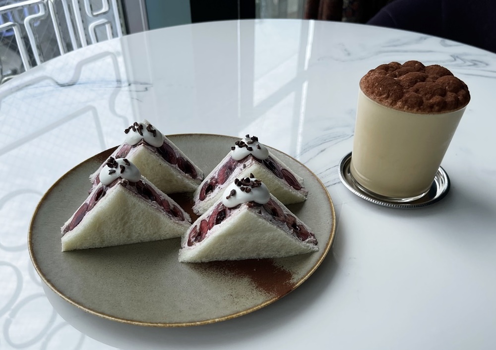 左から「アメリカンチェリーのフルーツサンド」(季節限定品)、「アイスカプチーノ」700円