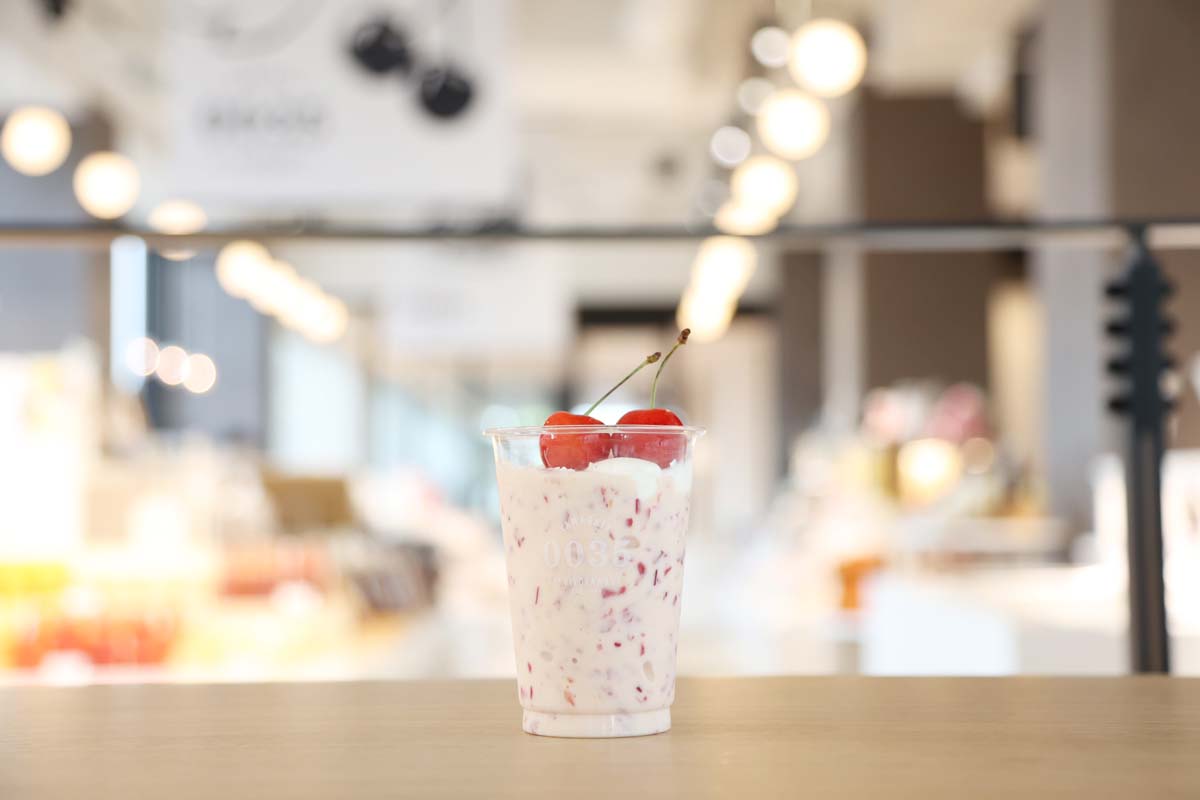 「季節のスムージー」550円~(サクランボは864円、提供は6月中旬~7月下旬予定)