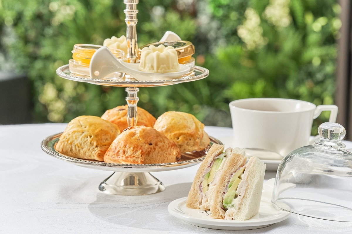 スコーンスタンドとサンドイッチ