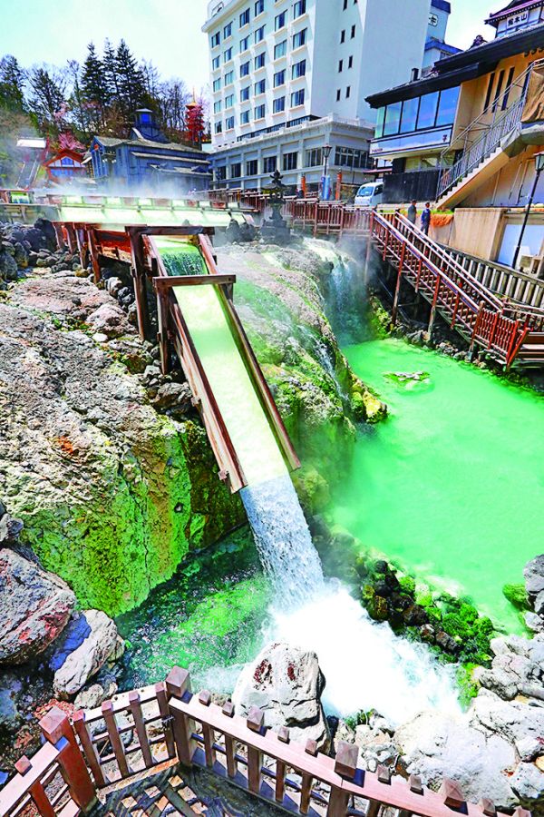 高温の源泉が湯樋を勢いよく流れ落ちます