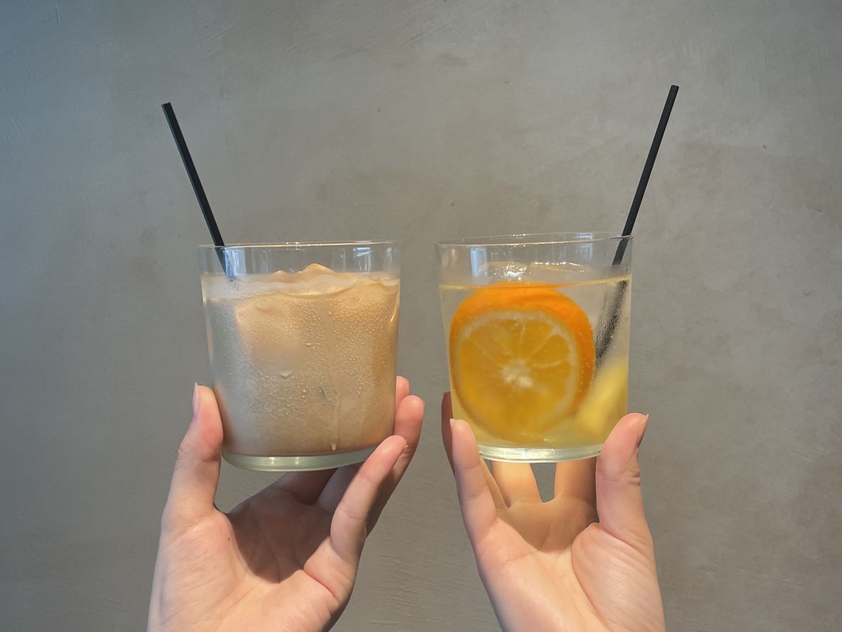 （左から）「Cafe Latte （カフェラテ）Iced」630円 、「Pain&Orange Vinegar（パイン&みかん ビネガー）」660円