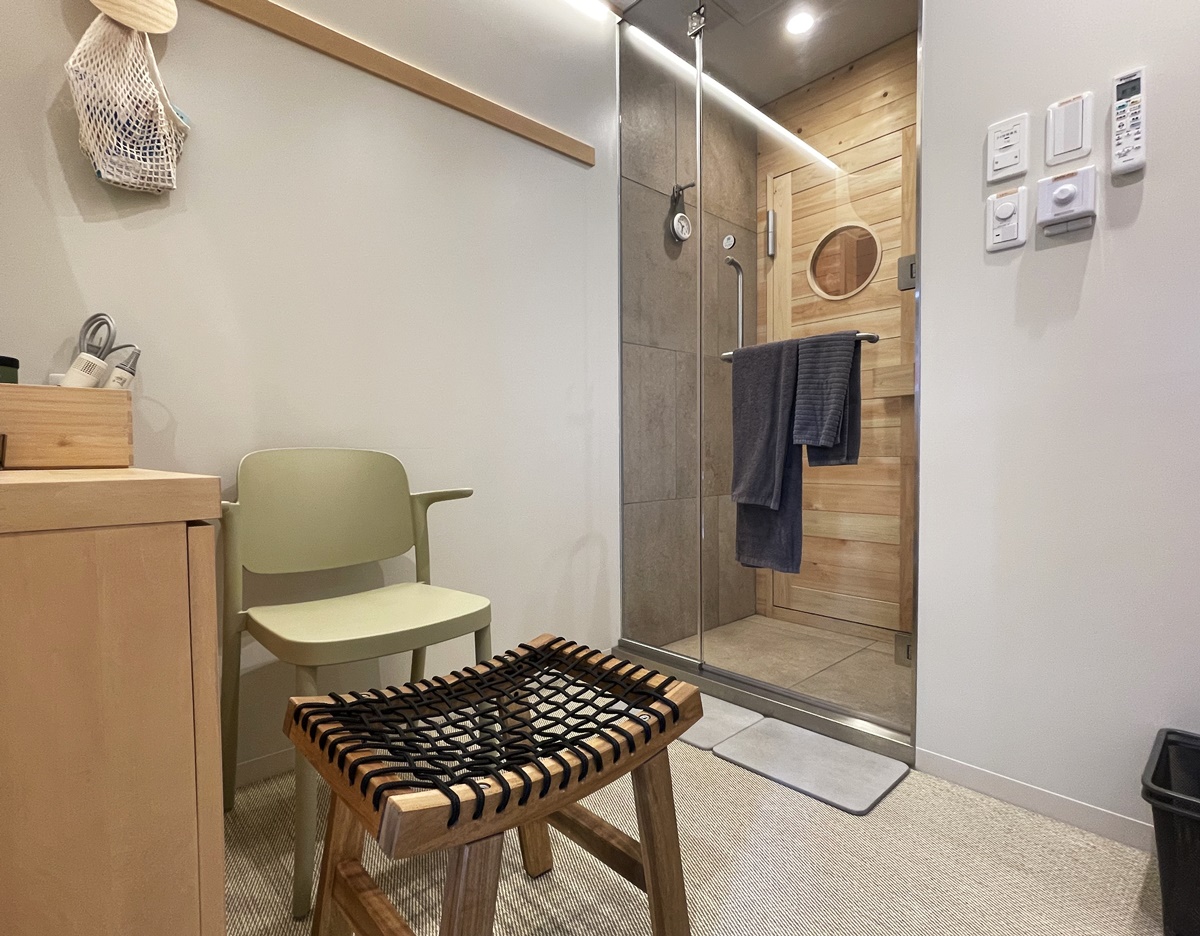 サウナ室、シャワールーム、ととのいスペース、すべてのエリアの調光が壁のスイッチで簡単に