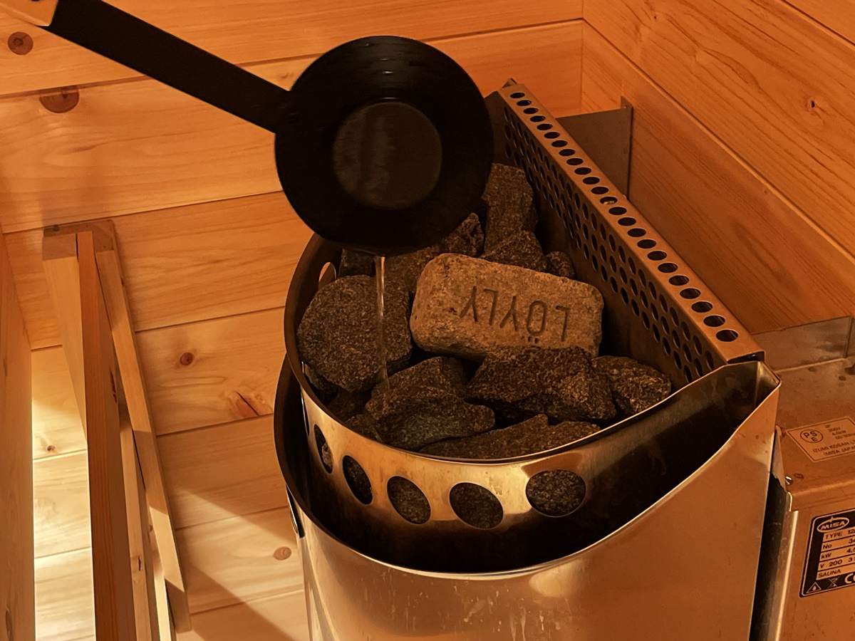 サウナヒーター、サウナストーンともにフィンランドから取り寄せたもの