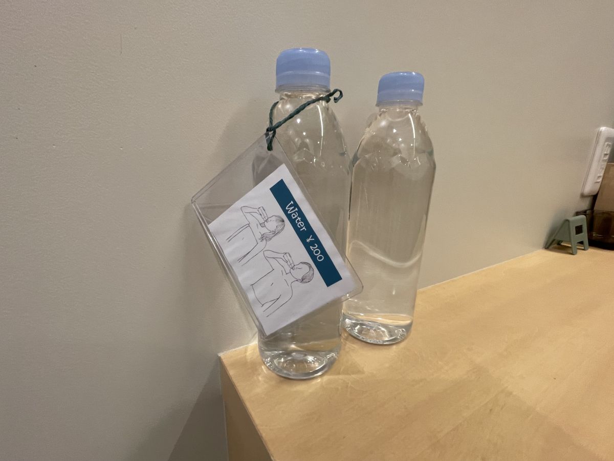 ミネラルウォーターは1本200円で販売