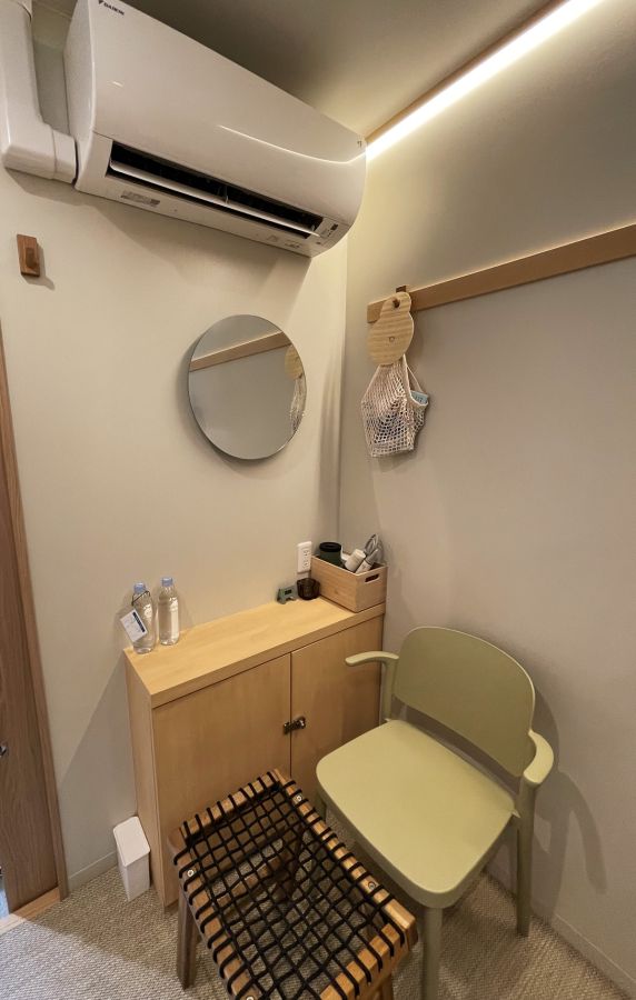 エアコンの風にあたりながらクールダウン