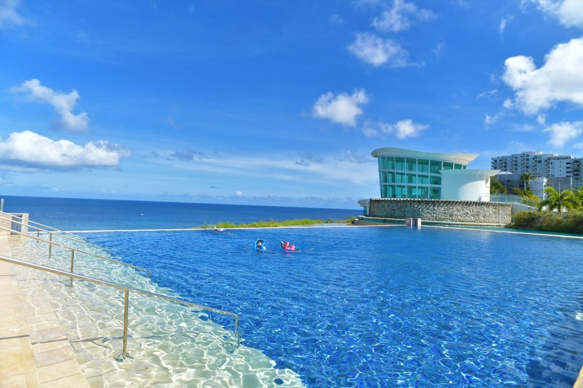 の絶景を望むインフィニティプール