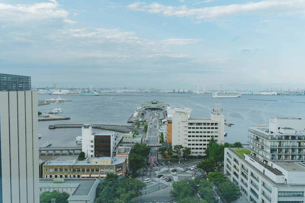 客室からの眺め。横浜の港が一望できる