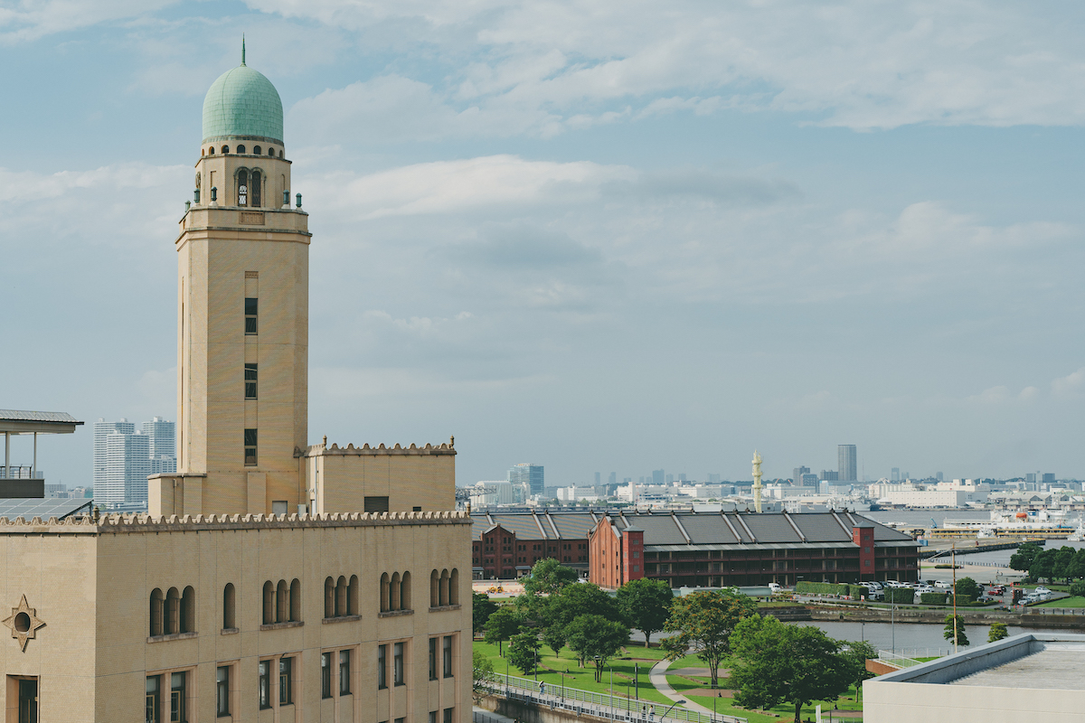 神奈川県庁本庁舎の屋上から見たみなとみらいの街。奥には横浜赤レンガ倉庫も。