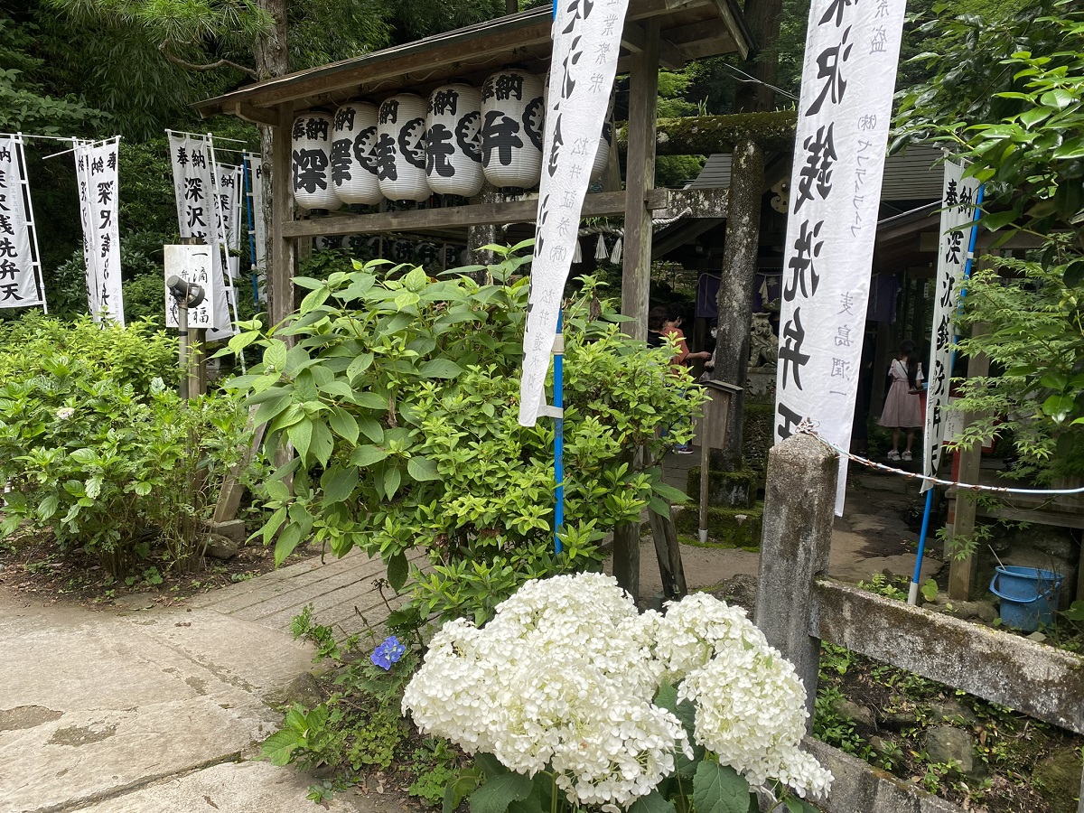 塔ノ沢駅のホームには金運アップの御利益豊かな深沢弁財天が祀られています