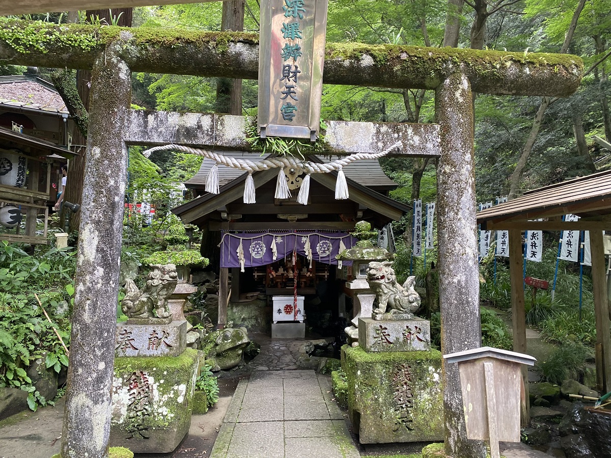 ホームの深沢銭洗弁財天は清らかな水の流れるパワースポット