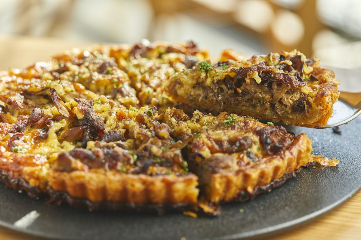 たっぷりきのこ＆ベーコンのキッシュ540円 / 店内550円