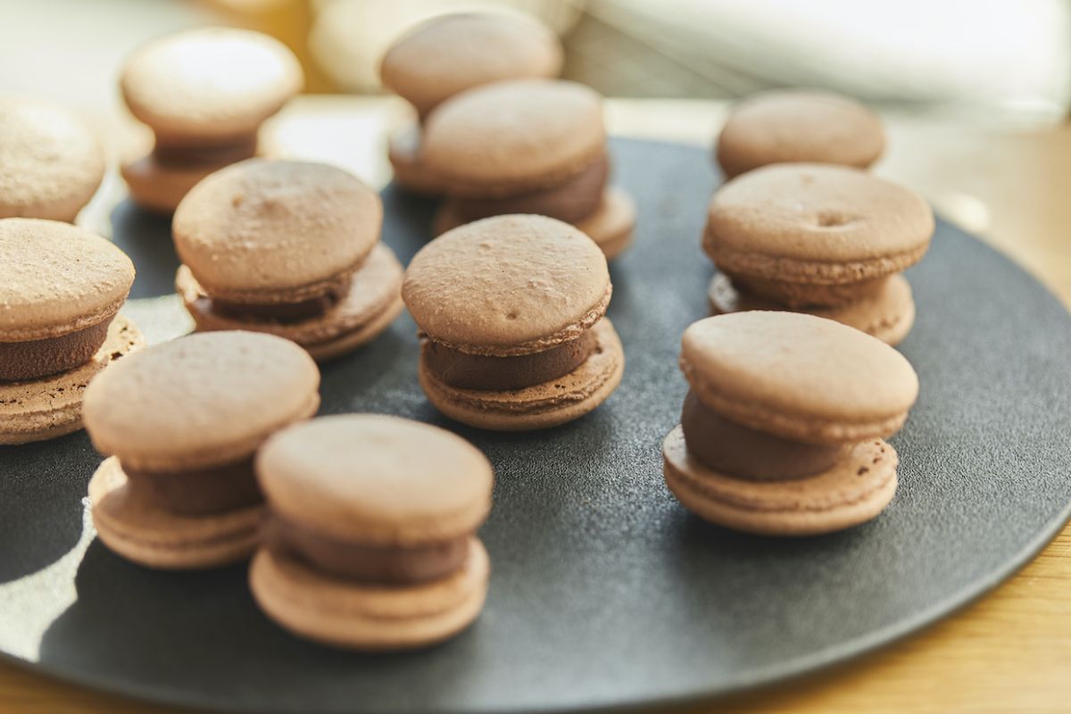 プラントベース マカロン（ショコラ）389円 / 店内396円