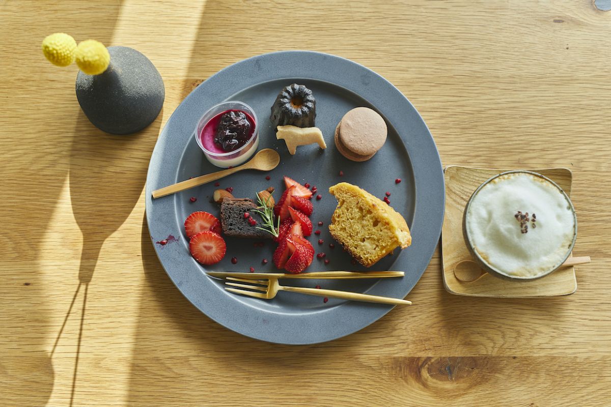 Desert set デザート盛り合わせ＋ドリンク 1480円（ドリンクは有機コーヒー、有機紅茶　＋100円でカフェラテ、soyカフェラテが選べる）