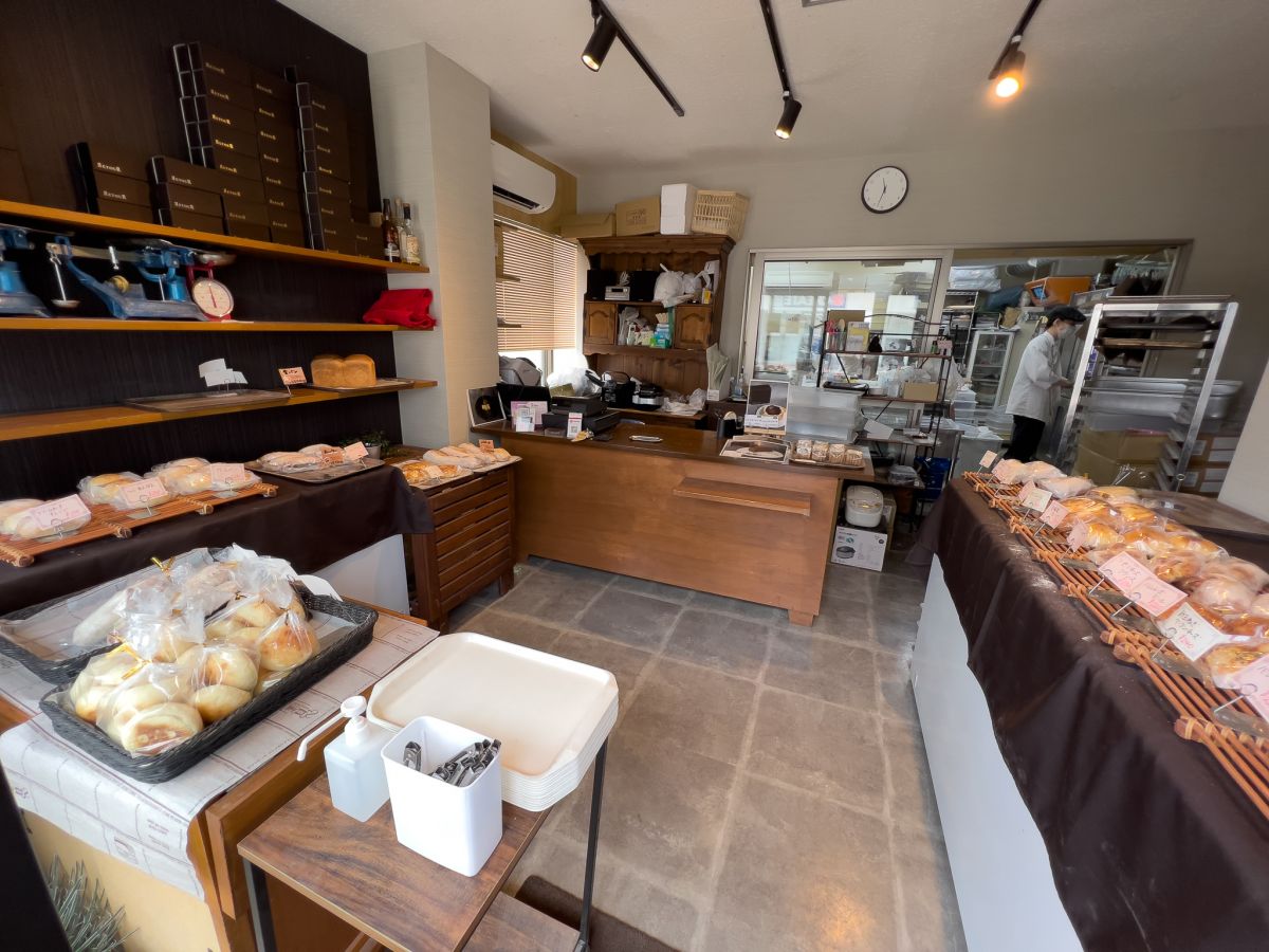 店内にはパンが毎日20種類以上並ぶ