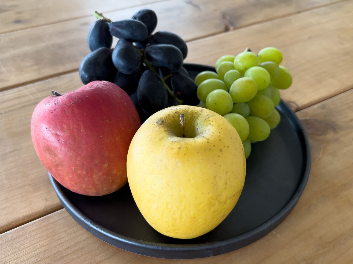 (写真手前から時計回りに)シナノゴールド、さんふじ、ナガノパープル、シャインマスカット