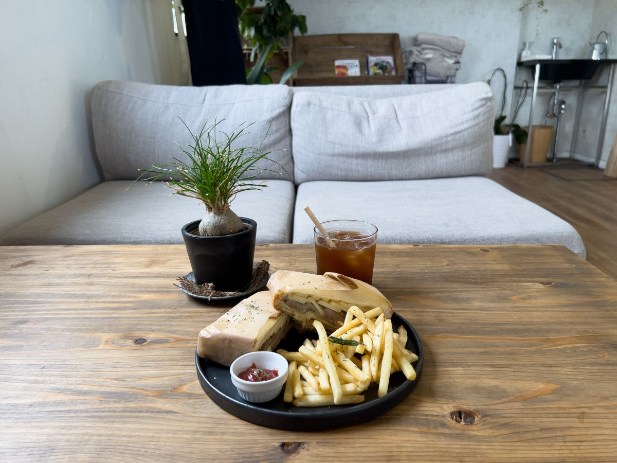 「アップルチークス(ポテト付き)」1300円と「アイスコーヒー」500円