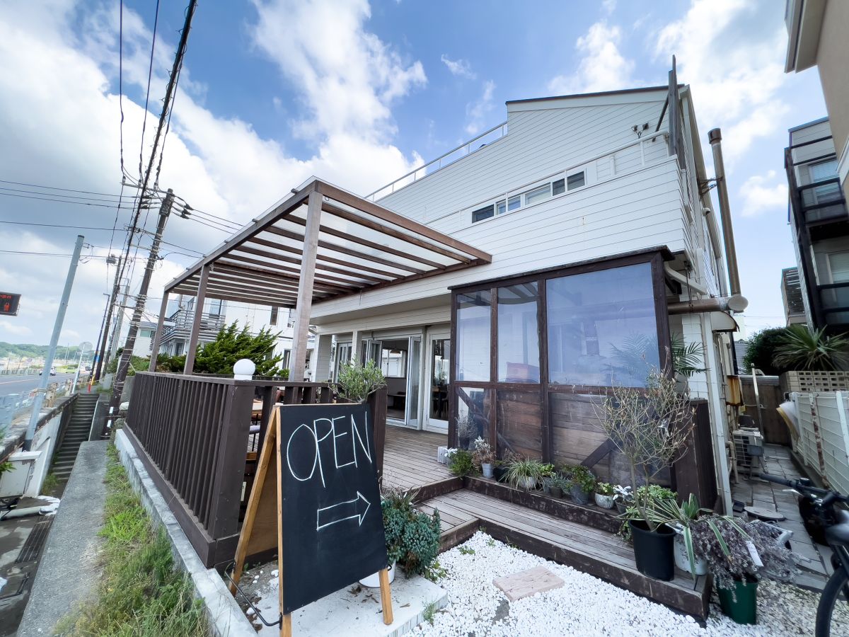 1階がカフェ、2・3階は宿泊施設「Zaimokuza SOLA」