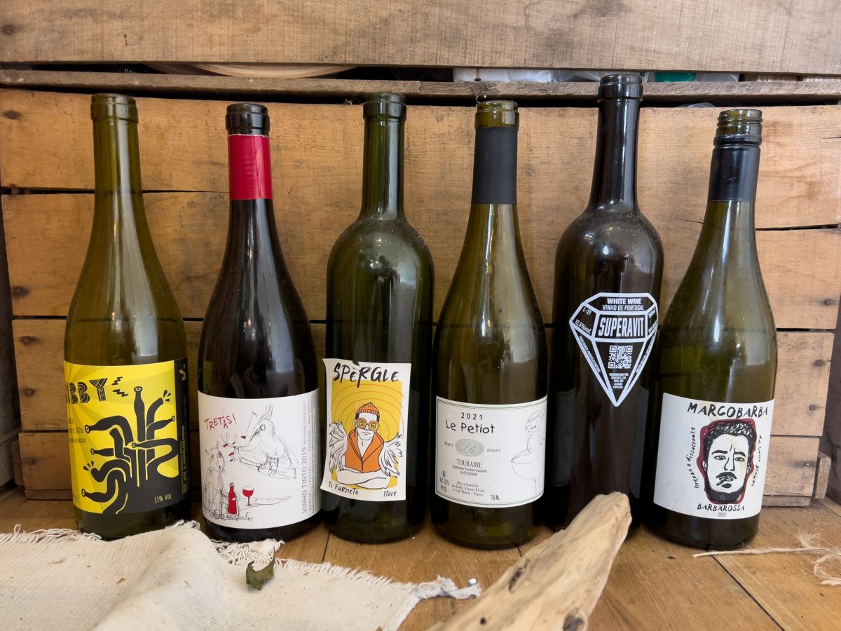 無造作にディスプレイされたナチュールワインの空き瓶