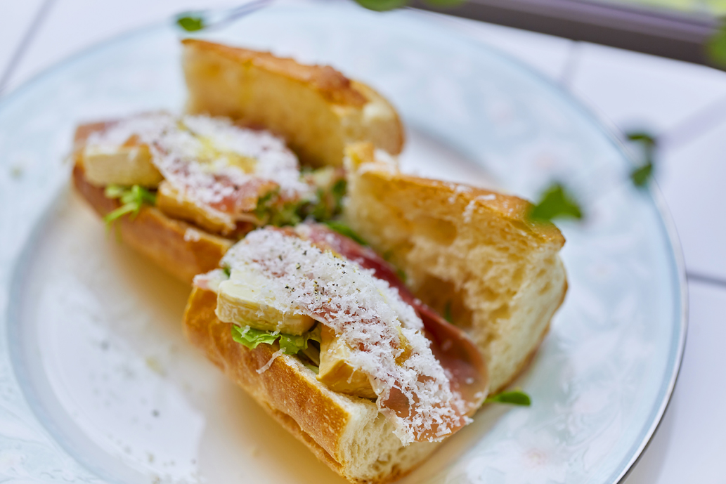 「バケットサンド　生ハムとカマンベールチーズ」935円