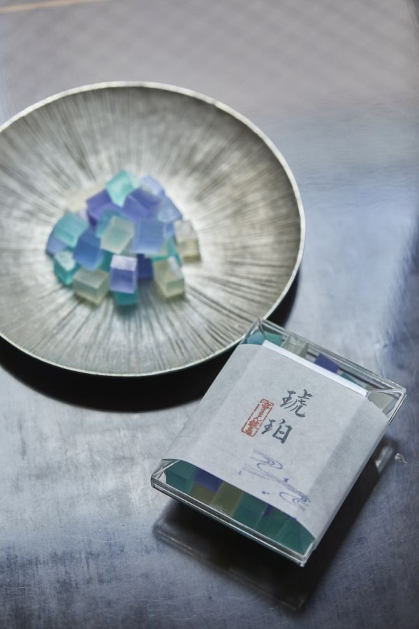 鍵善良房の琥珀