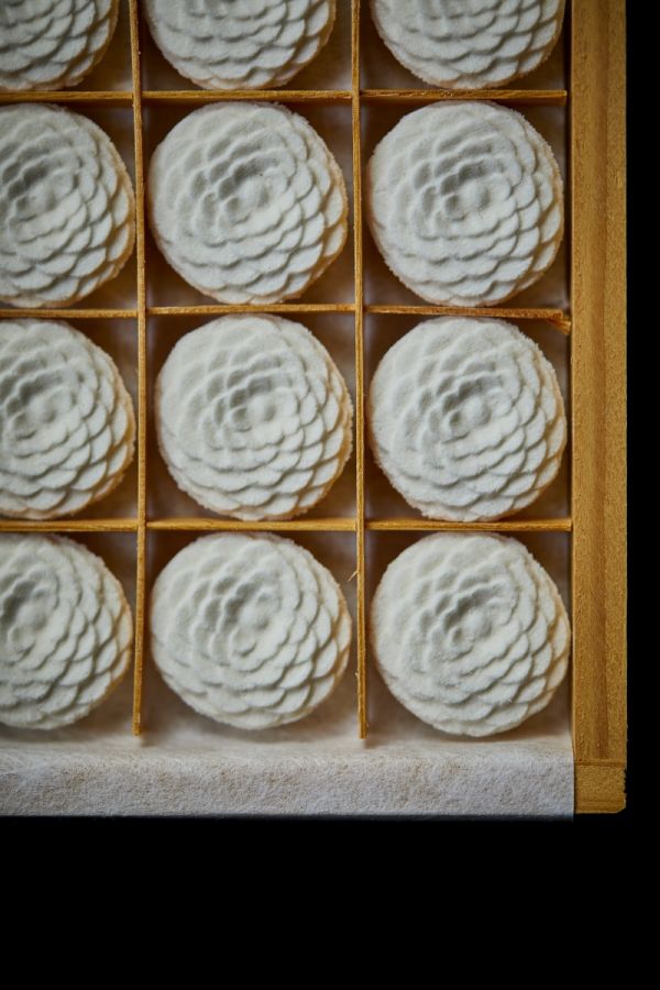 鍵善良房の菊寿糖