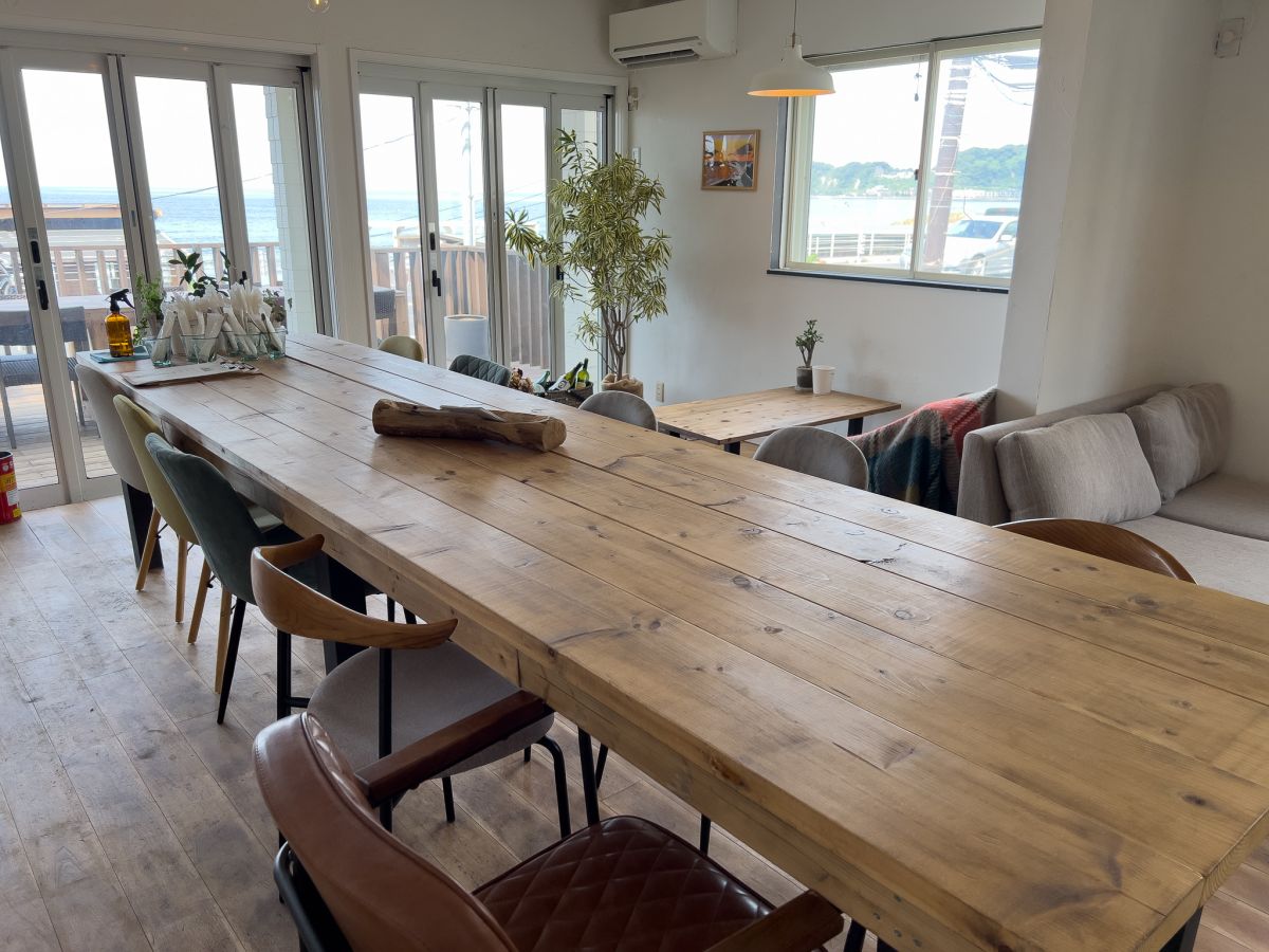 最大10人が座れる大きなテーブルとソファ席