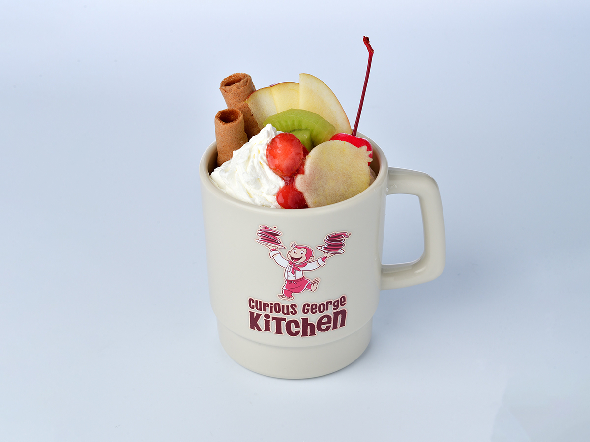 「たっぷりまんぞく♪プリンアラモード（スーベニアカップ付）」イートイン 1780円／テイクアウト1500円