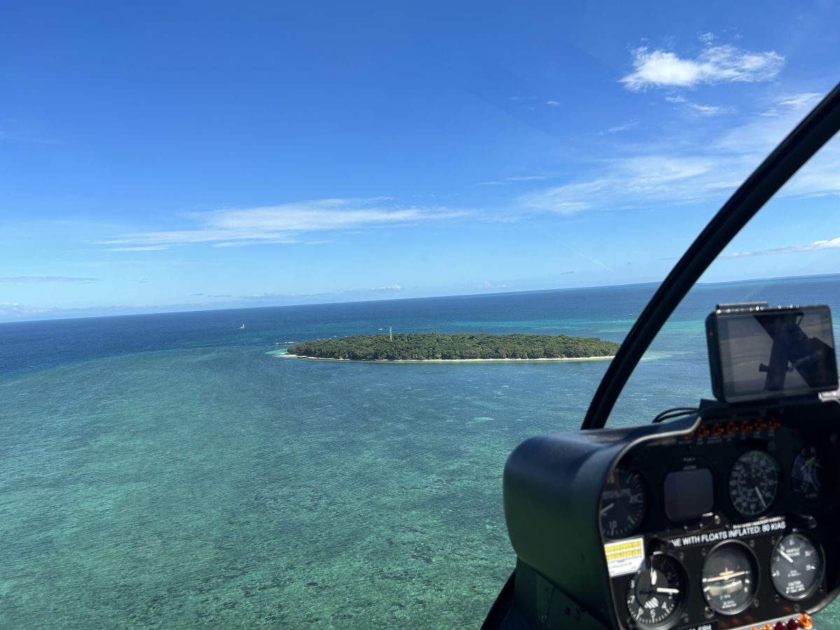 アウターリーフ上空を遊覧し、グリーン島に上陸するツアーも