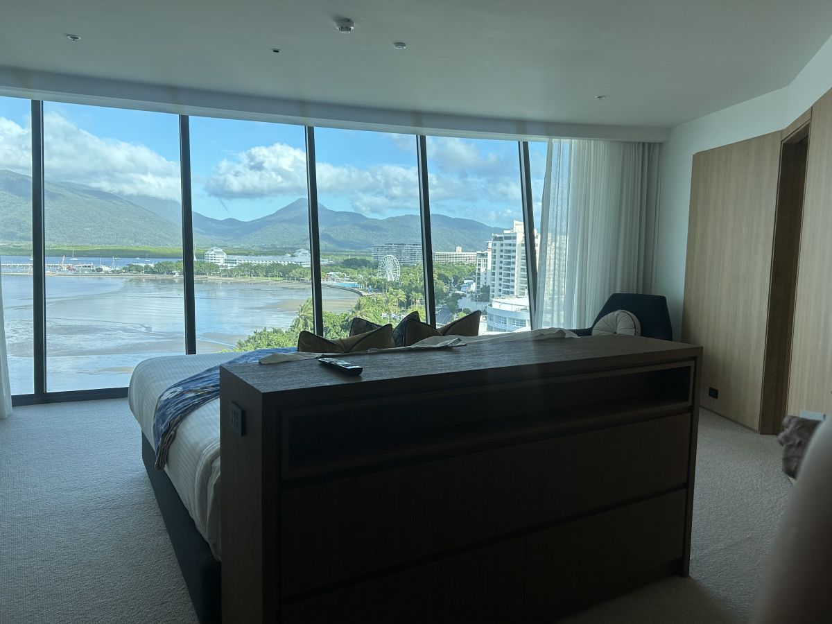 大きな窓が印象的なパノラミック・シービュールームからの眺め