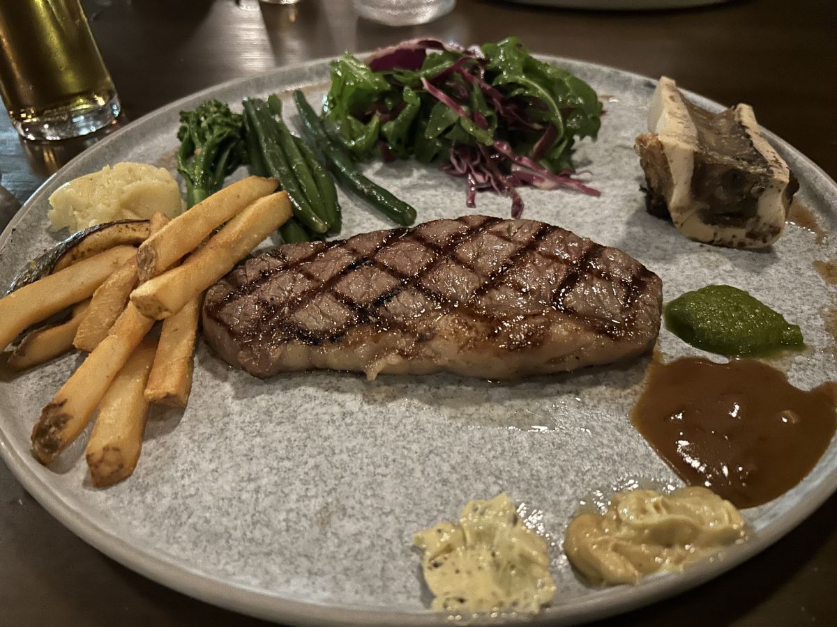 ステーキには数種類のソースをお好みで