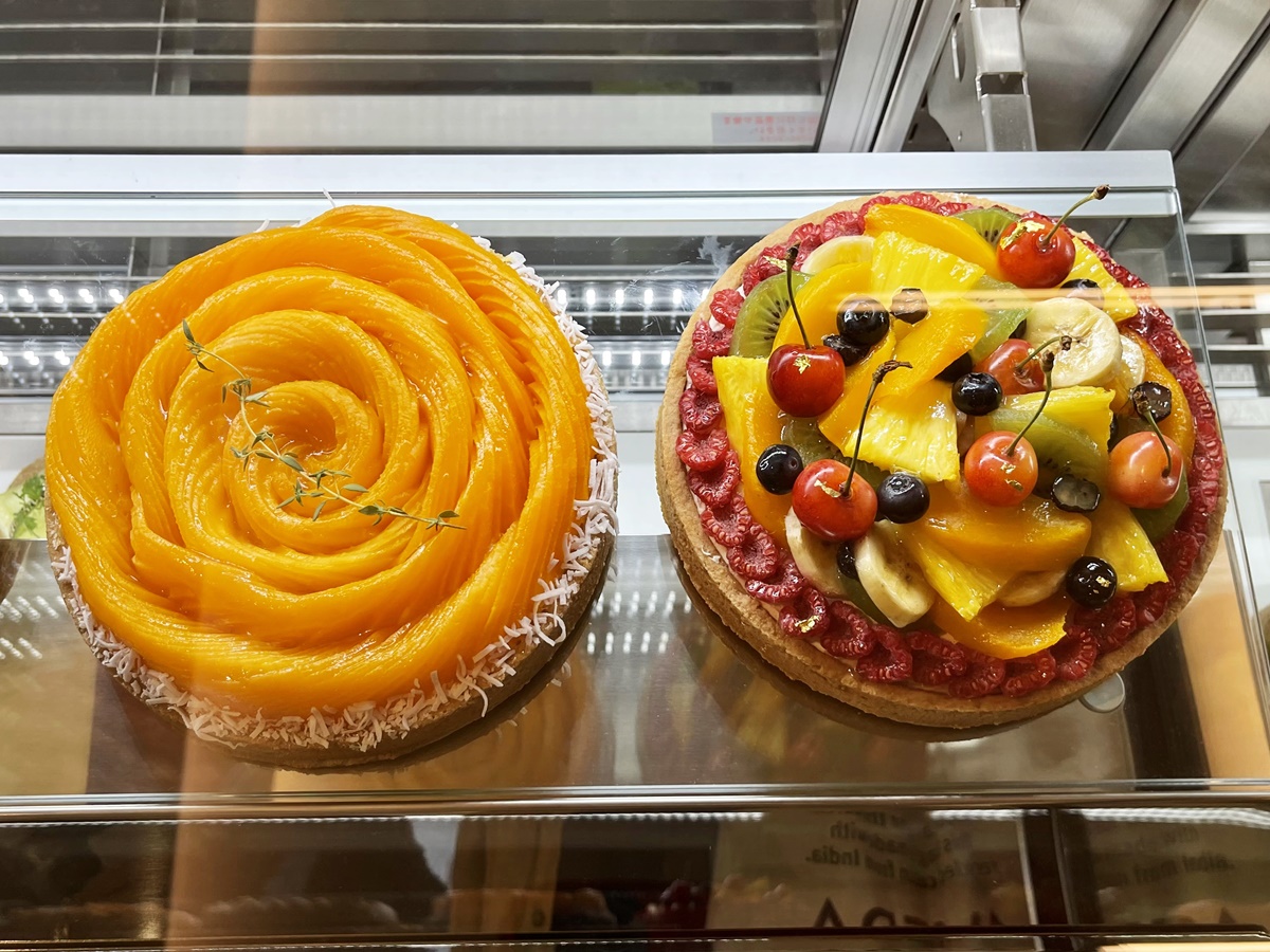 ホールサイズ「マンゴー」15800円～、「ミックスフルーツ」5200円～