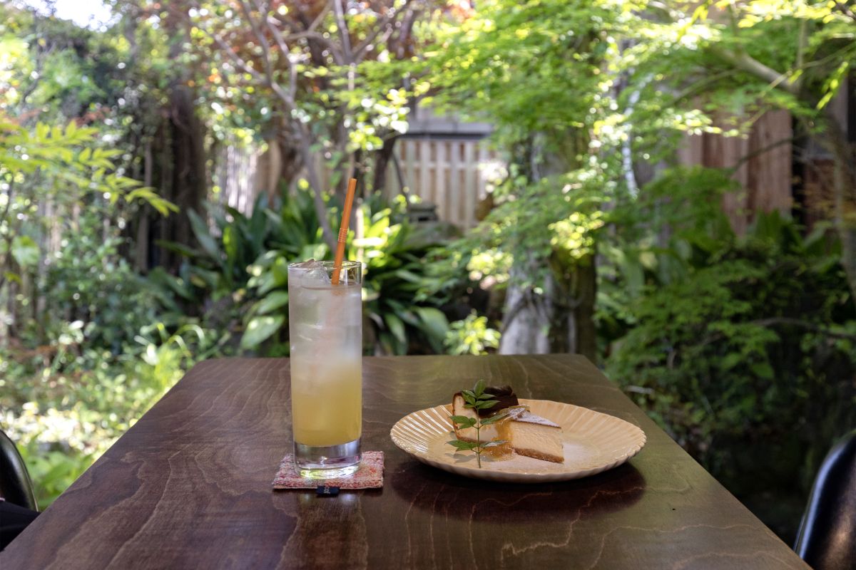 ベークドチーズケーキ400円と夏みかんスカッシュ450円