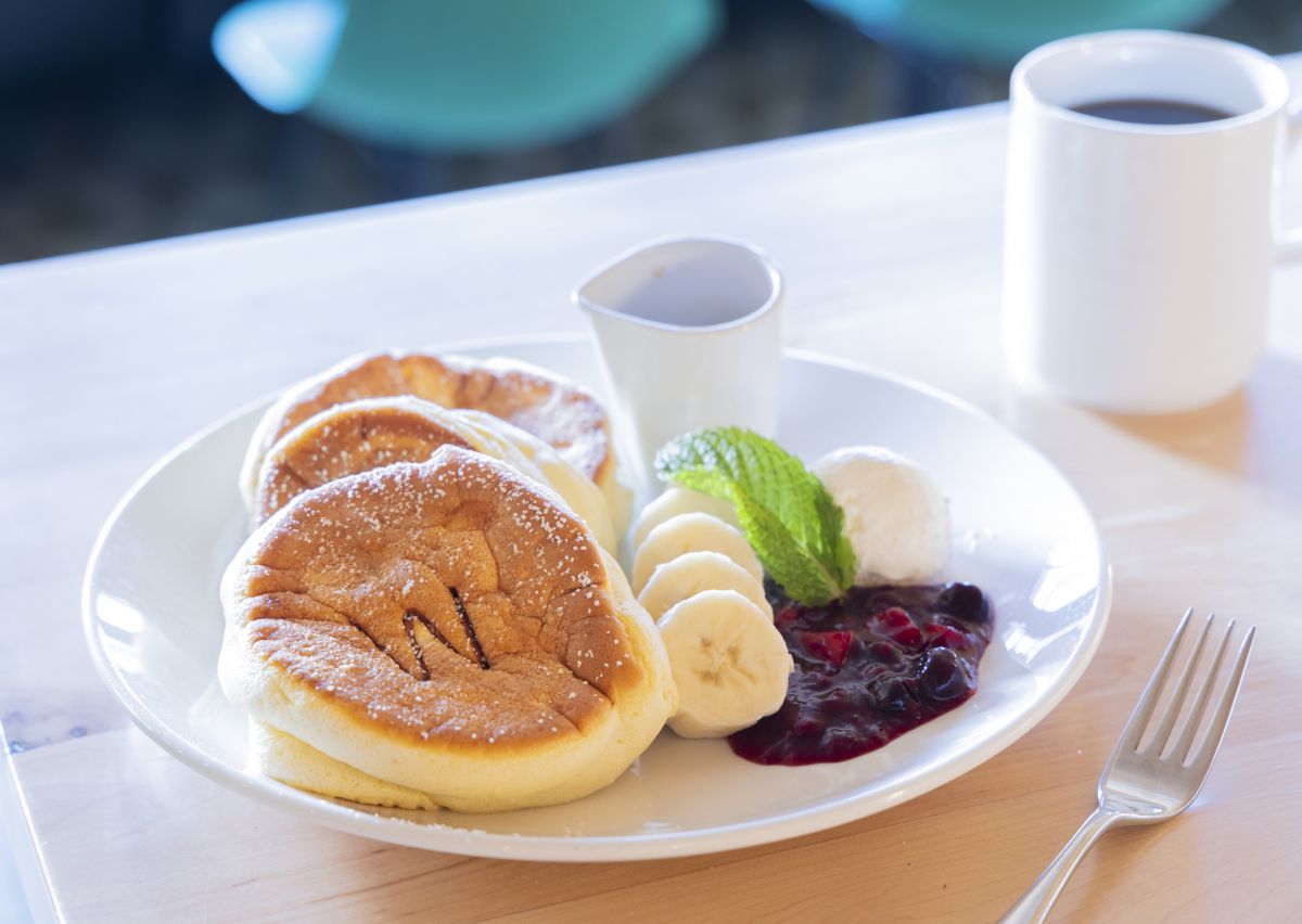 ビッグアイランド・ハニー・スフレパンケーキ $26、ハウスコーヒー $5