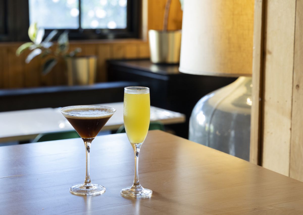 左：エスプレッソ・マティーニ $16、右：パイナップル・ミモザ $11