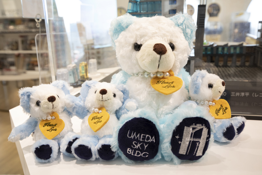 「梅田スカイビルベア」ぬいぐるみ2200円、ストラップ1100円
