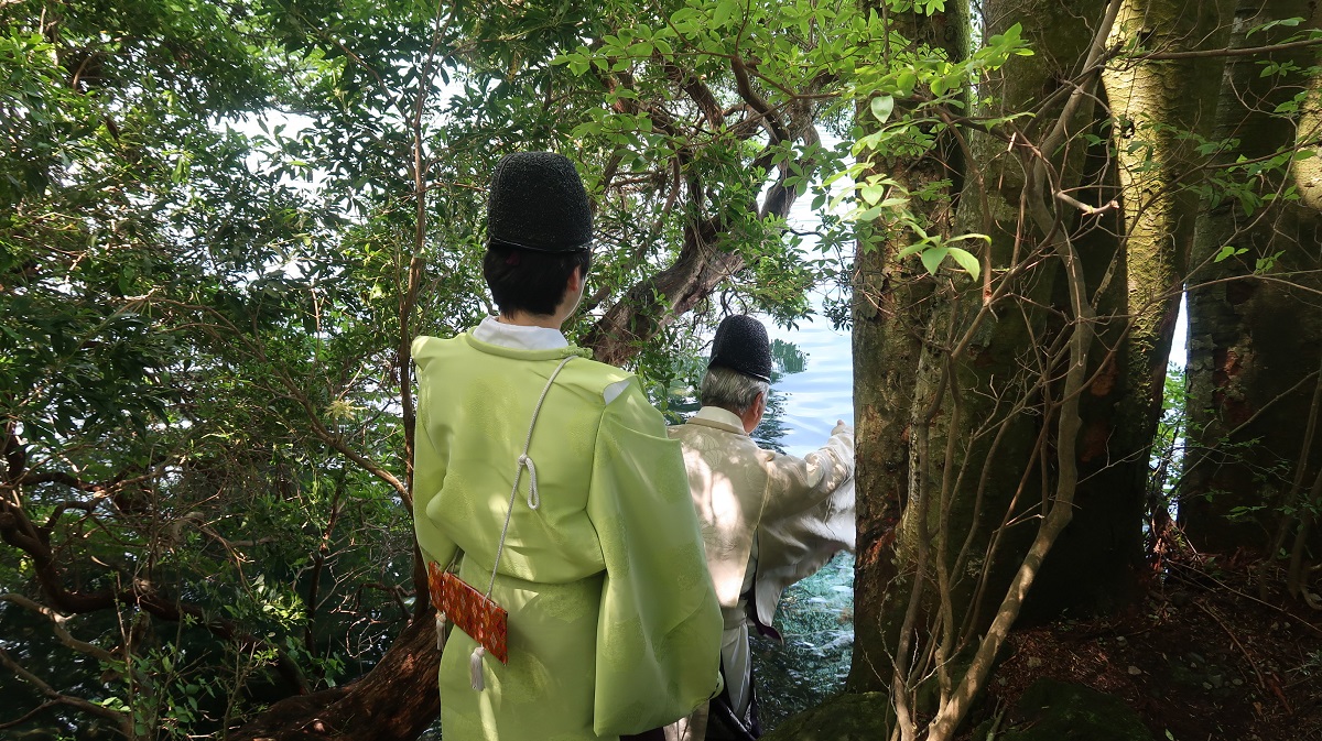 神職が湖畔に立ち、厳かに湖水神事が行われます