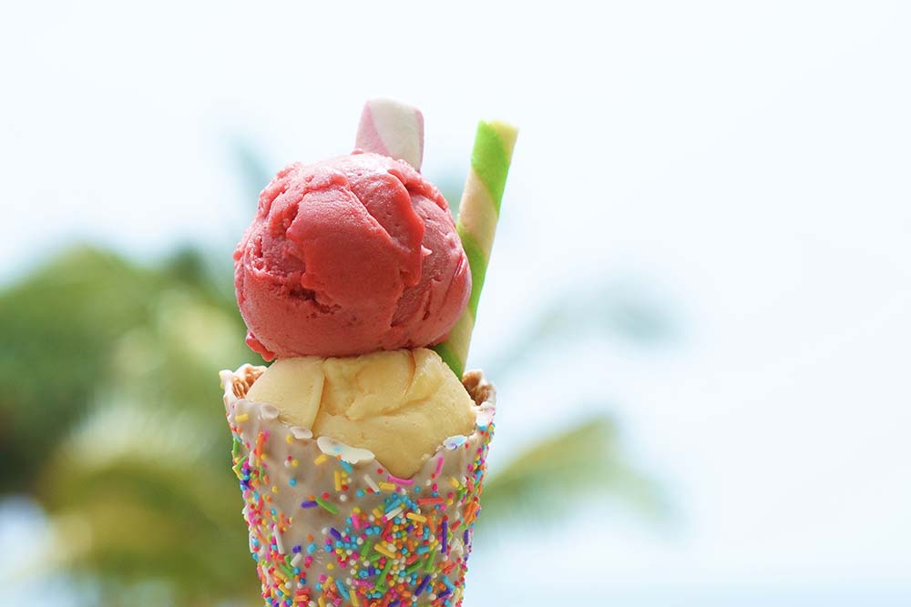 ストロベリー（上）とパイナップル（下）のアイスクリーム各B75に、スペシャルコーンB75、追加トッピングB20