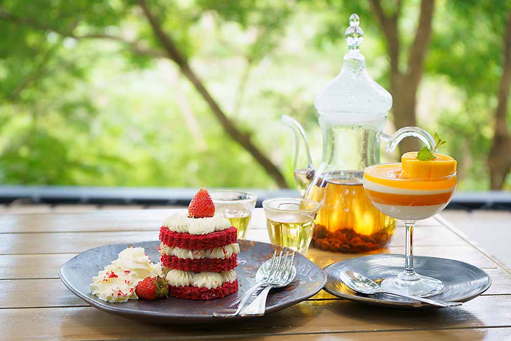 レッド・ベルベット・ケーキB220、パンナコッタ（マンゴー）B150、カスカラのお茶B250