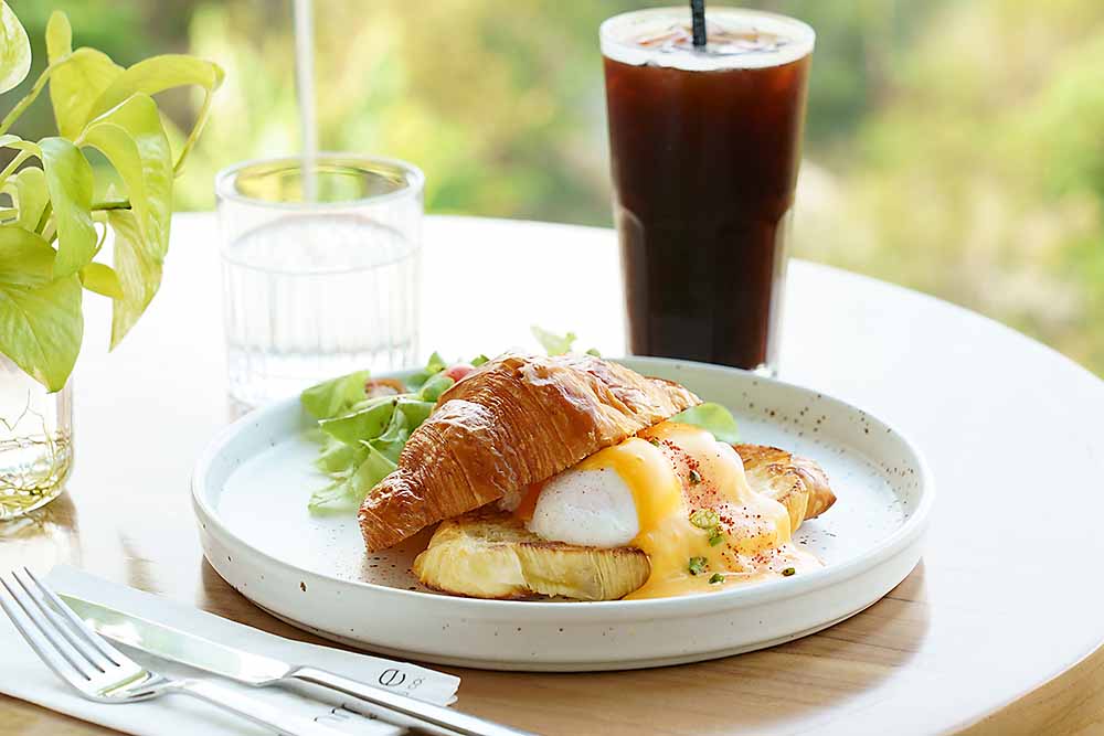 クロワッサン・ベネディクト（朝昼限定）B160、アイス・アメリカーノB100